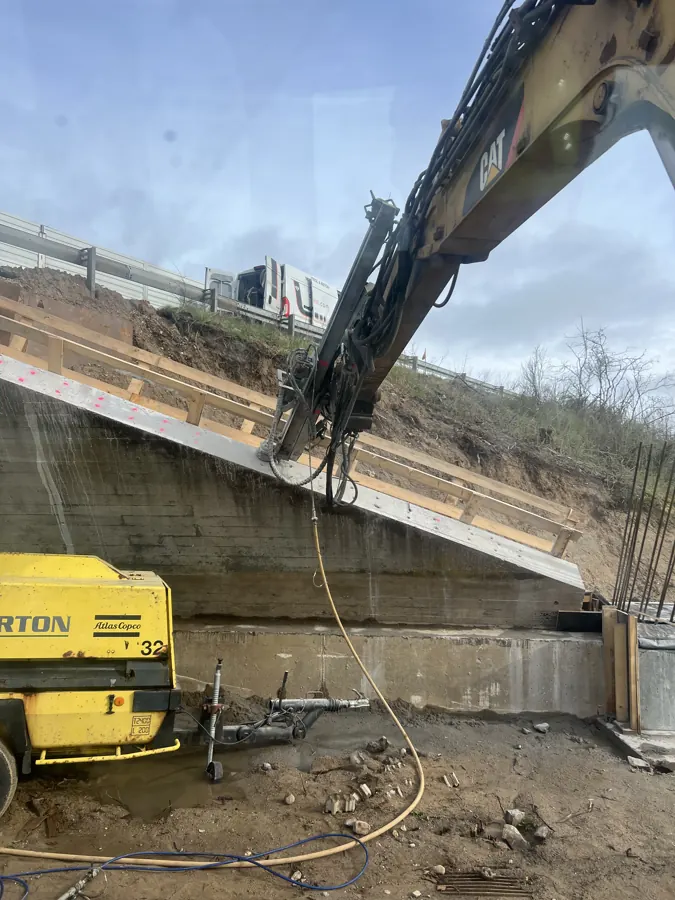 Boring på skrå betonflade